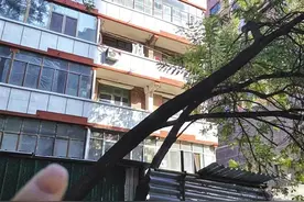 记者跑腿之为民解忧 承诺安装护栏却变卦 住户们不干了 记者协调 施工方当场出经费解决难题图片