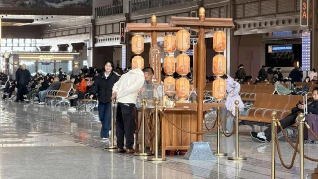 候车厅变身博物馆！网友：以为穿越到了唐朝！