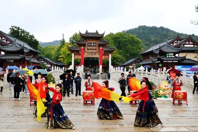 最热闹的戏配最火红的叶，本周末不来栖霞山血亏！