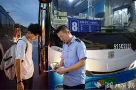 武汉江夏开通14条高中生通学专线！新能源公交上门接送 500学子告别“接送难”图片