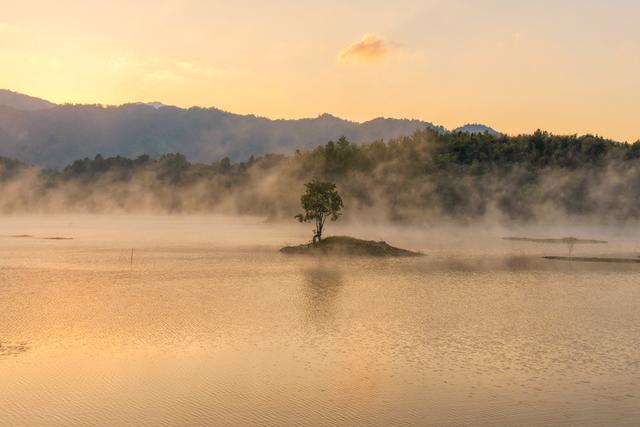 安徽黟县：奇墅湖晨雾美如画