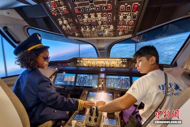 2025“汉语桥”小选手天津体验C919模拟机 触摸中国科技力量