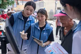 湄职院大学生“一学期一双鞋”为留守老人制作爱心鞋图片