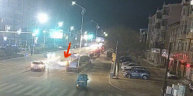 乌海一轿车右转“惹祸”，引发三车碰撞！！！图片