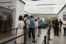 实探|小米 YU7开售18小时锁单破24万台 参观内饰需排队半小时、尚未显示交付周期图片