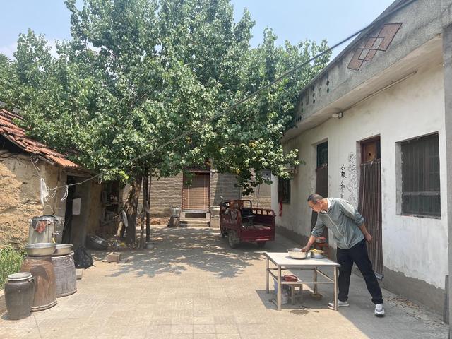 张海超开胸验肺16年后：说起生活泪流不止，但好好活着仍是他的责任丨在场
