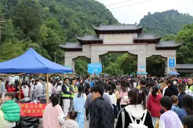 游在贵州拍一拍｜贵阳市黔灵山公园：走进“黔南第一山”  青山环绕灵猴相伴图片
