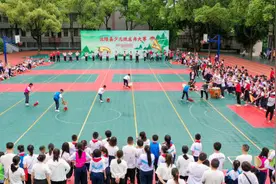 湖南沅陵：孩子比赛纸龙船 助燃传统龙舟赛图片