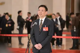 黄立在“代表通道”向世界宣告：中国脑机接口使意念控制假肢成为可能图片