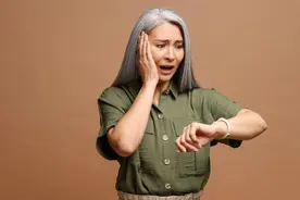 为什么年纪轻轻就长白发？试试这个方法也许能反黑图片