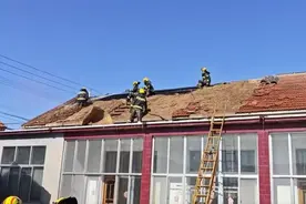 山东滨州：零下15℃，消防员灭火后战斗服变“冰铠甲”图片