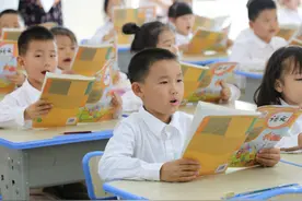 湖北省武汉市光谷第十二小学：坐姿端正比满分更重要图片
