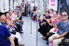 西安地铁“一线两段”开通运营乘地铁到高陵 市民踊跃“尝鲜”图片