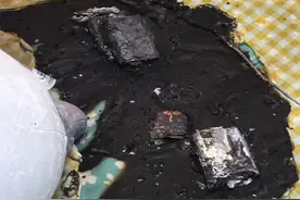网友称小米充电宝突发自燃并爆炸，火势瞬间烧穿书包!客服回应图片