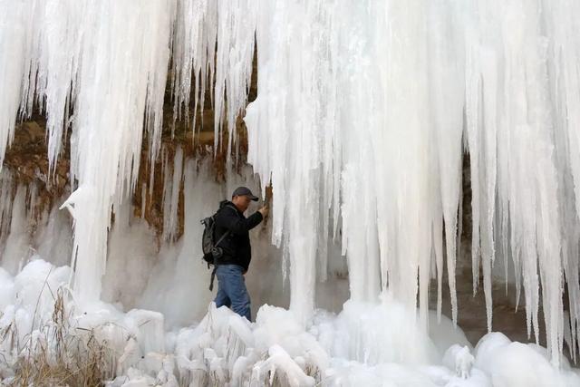 西峰区：冰瀑映峡谷 雪韵醉游人