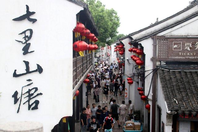 江苏苏州：山塘街人头攒动 出现暑期旅游高峰