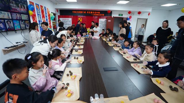 做月饼、猜灯谜，话团圆，和孩子们一起体验节日乐趣