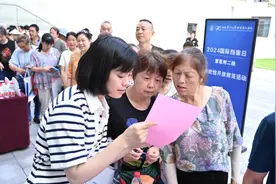 重医附二院举办国际档案日院史馆开放展览活动图片