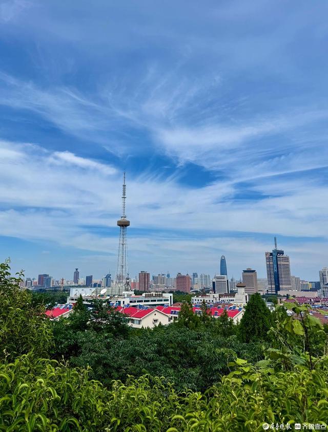 登千佛山览济南蓝天白云