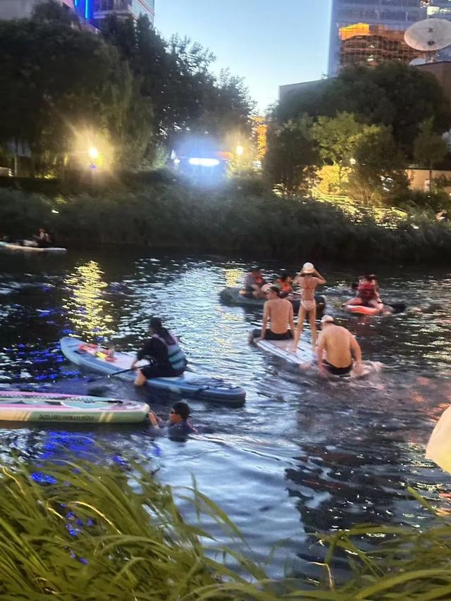 北京亮马河，警示牌拦不住“下饺子”！亲水安全困局何解？