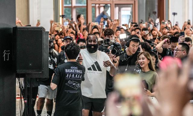 图集｜篮球迷狂欢！NBA球星哈登空降佛山禅城