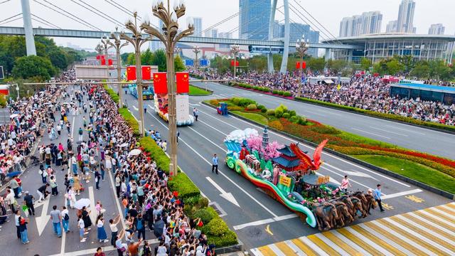 花车“闹”江城——武汉文旅大巡游掀起国庆欢庆热潮
