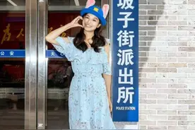 暑期游客花式打卡坡子街派出所，有警校学生带着录取通知书来合影图片