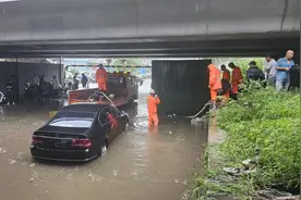阜石路高架桥下积水明显，石景山广宁街道迅速处置图片