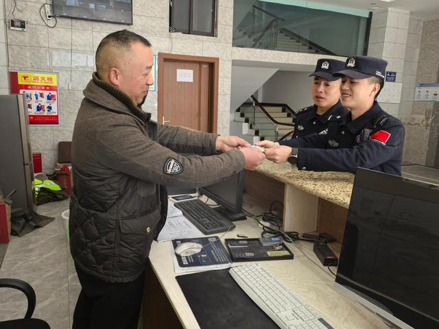 特写：守望“地球最深秘境”的藏蓝身影