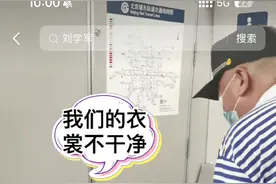 坐地铁的工人：泥尘满身，何以安坐？图片