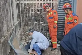 废弃医院、废弃学校里能探险？一探险博主翻墙摔伤被困图片