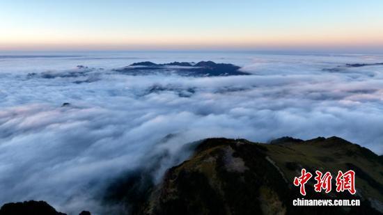 “华中屋脊”神农架雨歇云海生