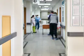 假扮病友诱骗患者，“医托”不能久治不绝 | 新京报快评图片