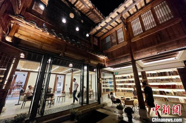 福建周宁八百多年鲤鱼溪暑期引游人
