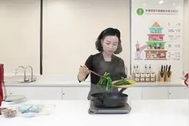 二十四节气·小份菜推荐 | 霜降：核桃仁拌菠菜 滋阴平肝利五脏图片