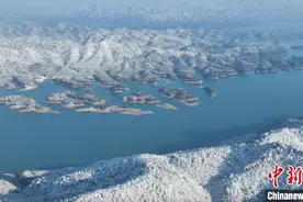 杭州千岛湖：白雪落峰峦美若画卷图片