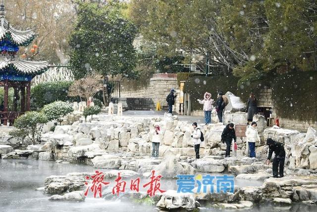 云雾润蒸，雪后济南护城河云雾缭绕宛如仙境