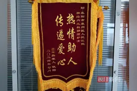 护士雨中护送腹痛女孩辗转两家医院就医，女孩：她像救星一样图片