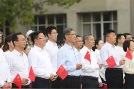 山东商务职业学院举行“庆祝新中国成立75周年”升国旗仪式图片