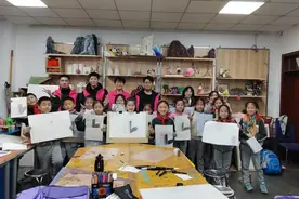 美育浸润童心 艺术点亮梦想——石家庄学院美术与设计学院“艺心童行”学生服务队赴高新区第二小学开展教育志愿服务活动图片