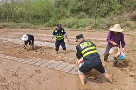 中国好人 荆门掇刀驻村辅警李涛帮留守老人忙春耕图片