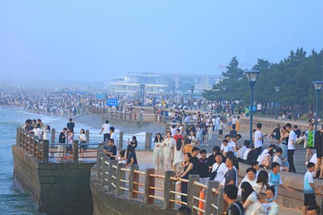 众拍 | 日照海边被 “人海” 包围，沙滩秒变 “人的海洋”