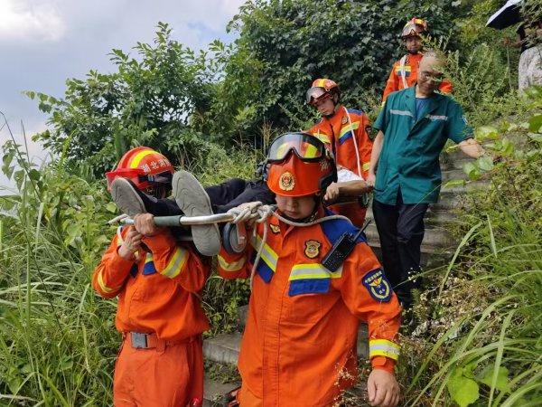 游客登山途中遇险，消防员紧急救其下山
