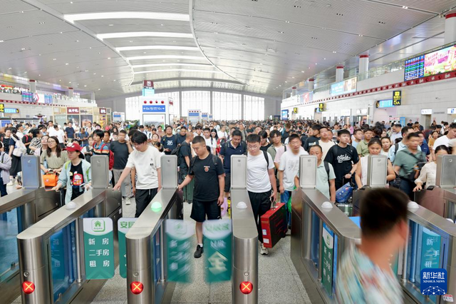 全国铁路暑运发送旅客破8亿人次