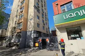 大风天居民楼外墙墙皮存在脱落危险  北京东城消防紧急出动化解危机图片