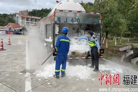 危化品车辆尾部冒烟 执法员及时处置除隐患图片