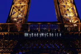 法国欢呼堕胎权明确写入宪法，巴黎铁塔亮灯庆祝“我的身体我的选择”图片