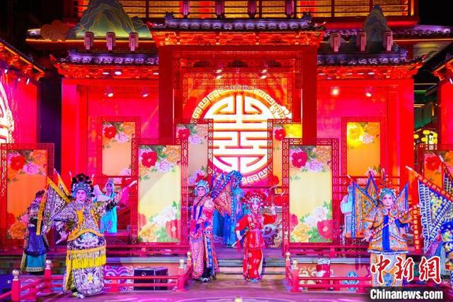 湖北竹溪老街焕新 民众沉浸“戏曲空间”
