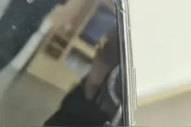 折叠屏手机延保期内出现黑屏 华为因机身有划痕拒绝免费维修图片