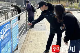 南京长江口现“幼蟹潮”，南京鼓楼城管护航“蟹宝宝”回家图片